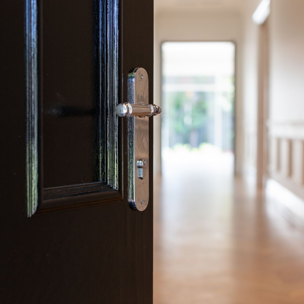 11730E85 - Verona Lever - Oval Backplate - Polished Chrome - Entrance