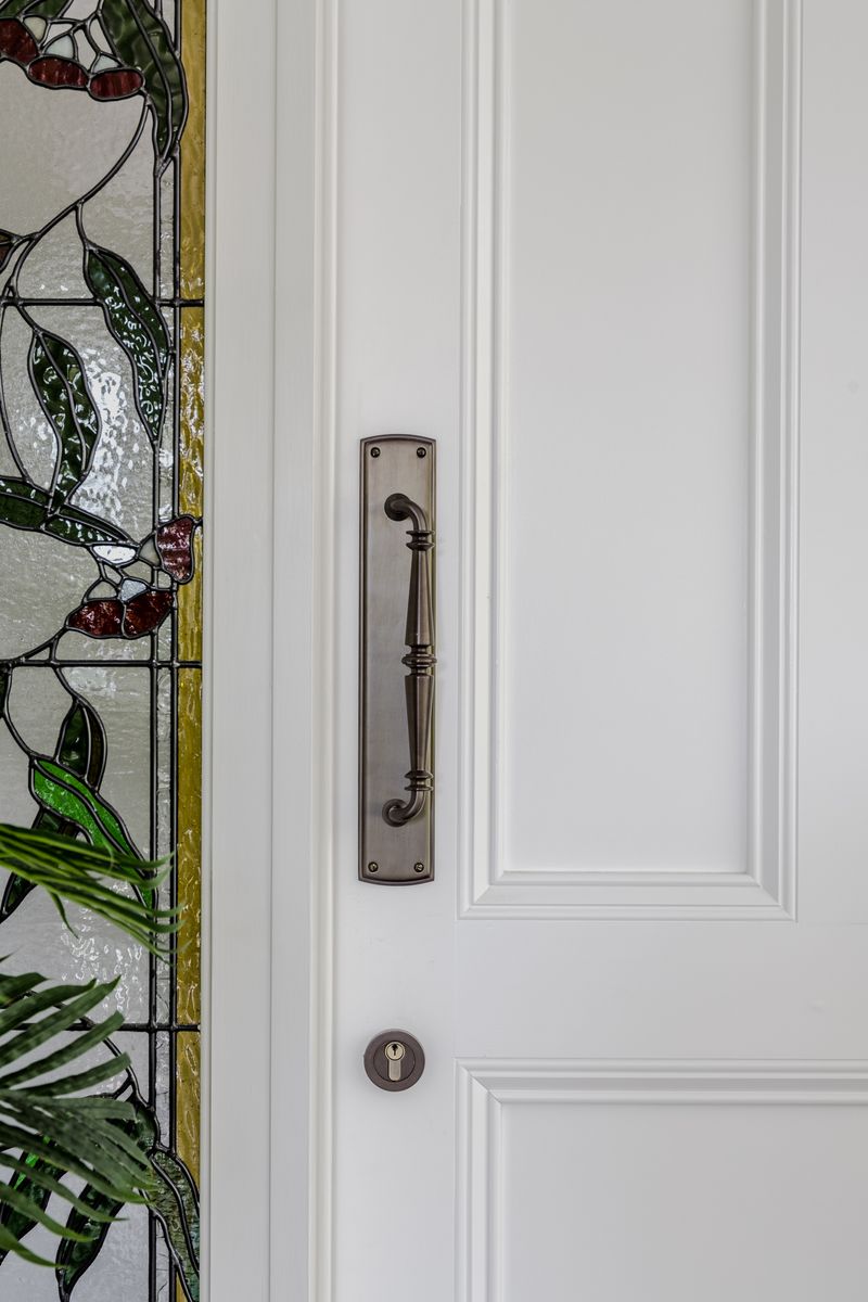9341 - Sarlat Pull Handle on Backplate - Signature Brass