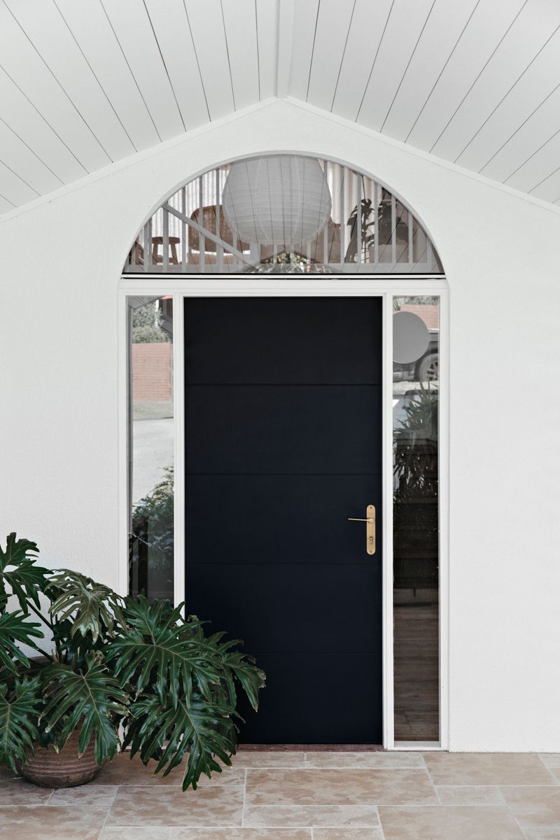 15270E85 - Como Lever - Oval Backplate - Brushed Brass - Entrance