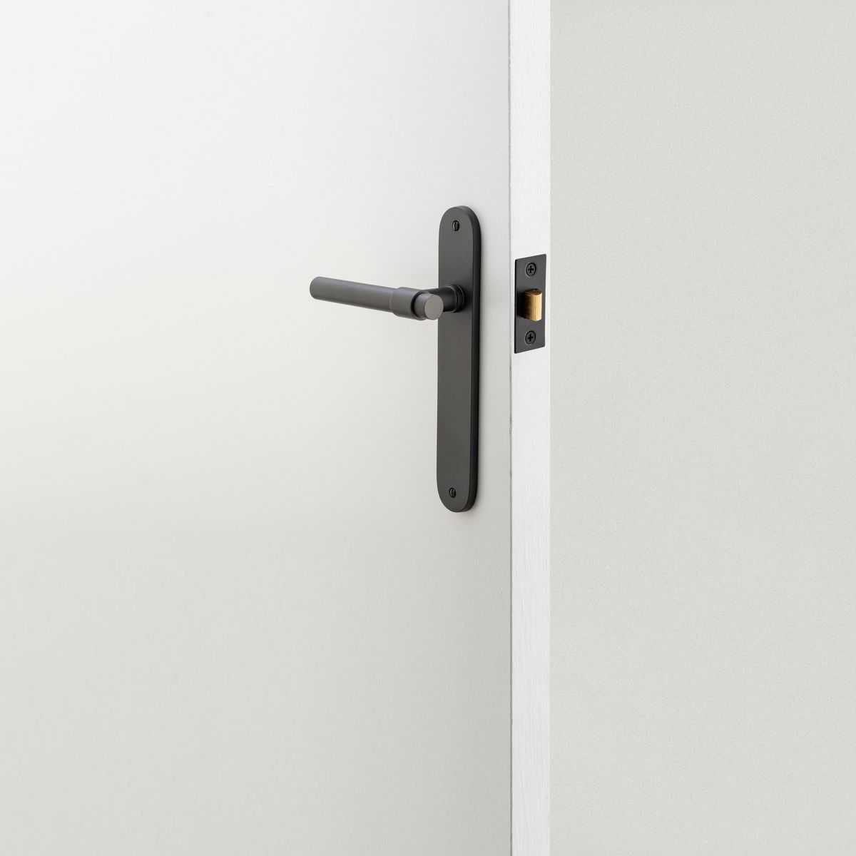 12900 - Helsinki Lever - Oval Backplate - Matt Black - Passage
