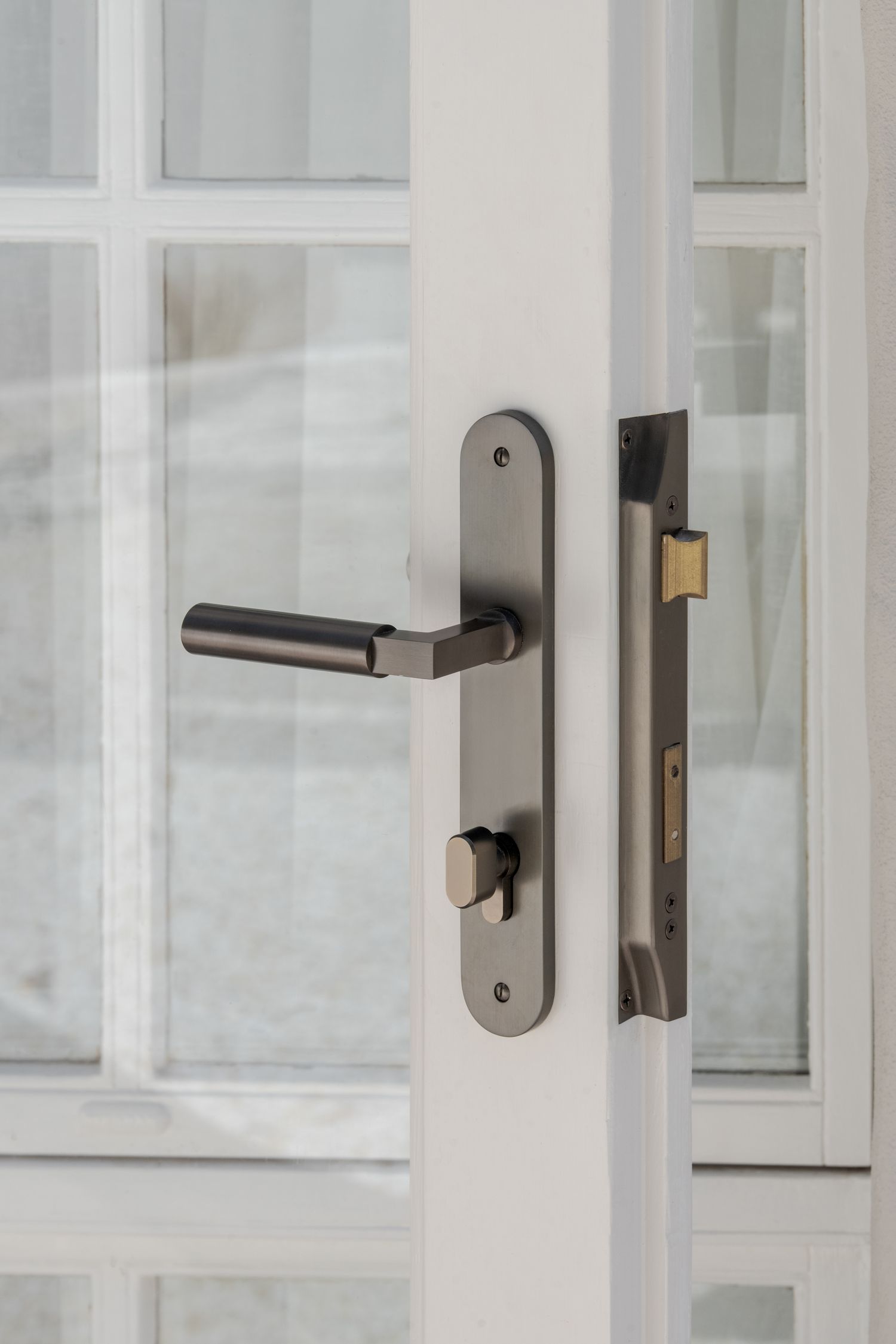 10766E85 - Berlin Lever - Oval Backplate - Signature Brass - Entrance