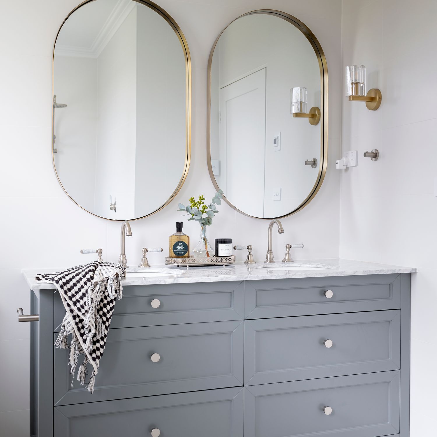 17438 - Osaka Cupboard Knob P28xD32mm - Brushed Gold PVD