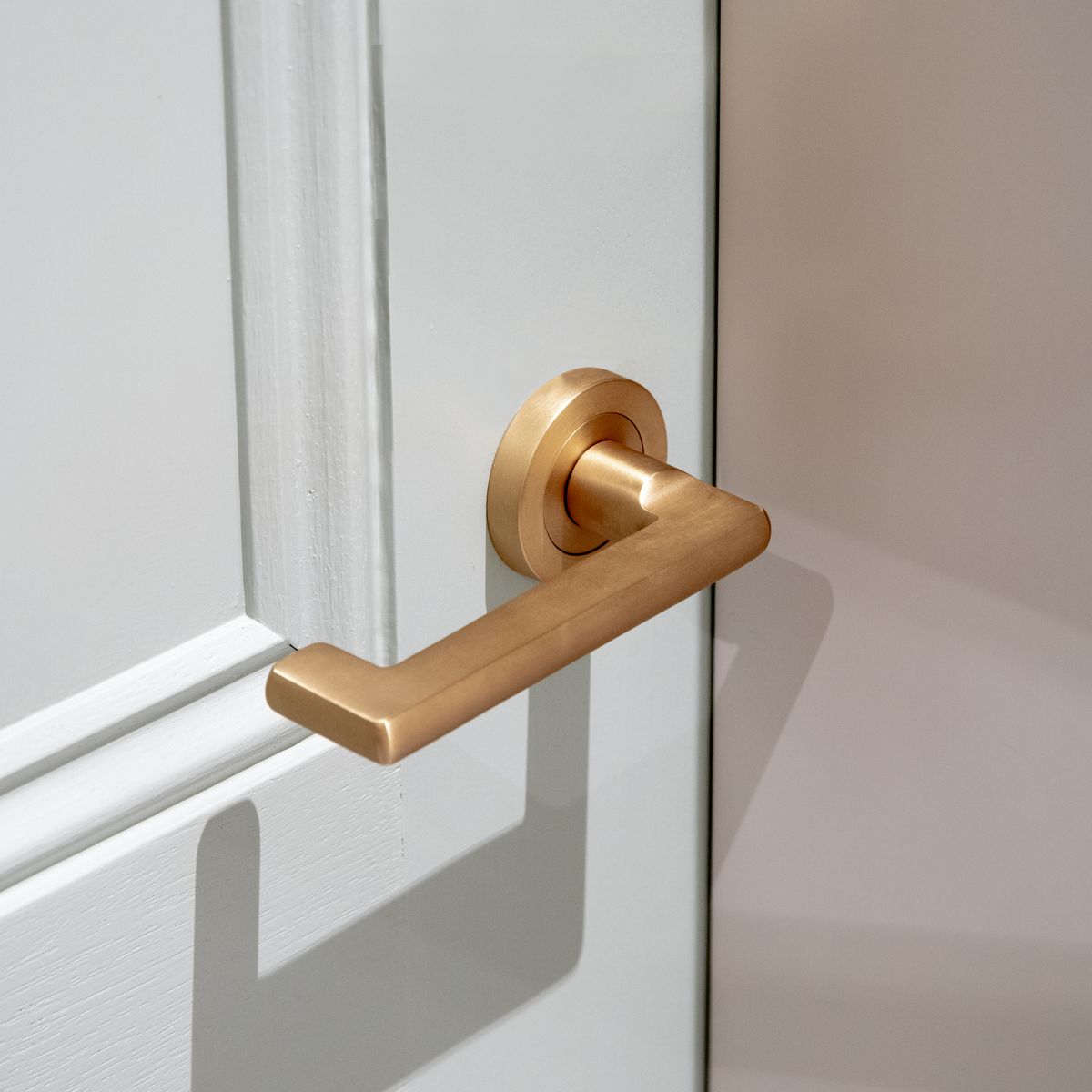 20786 - Baltimore Return Lever - Round Rose - Brushed Brass - Passage