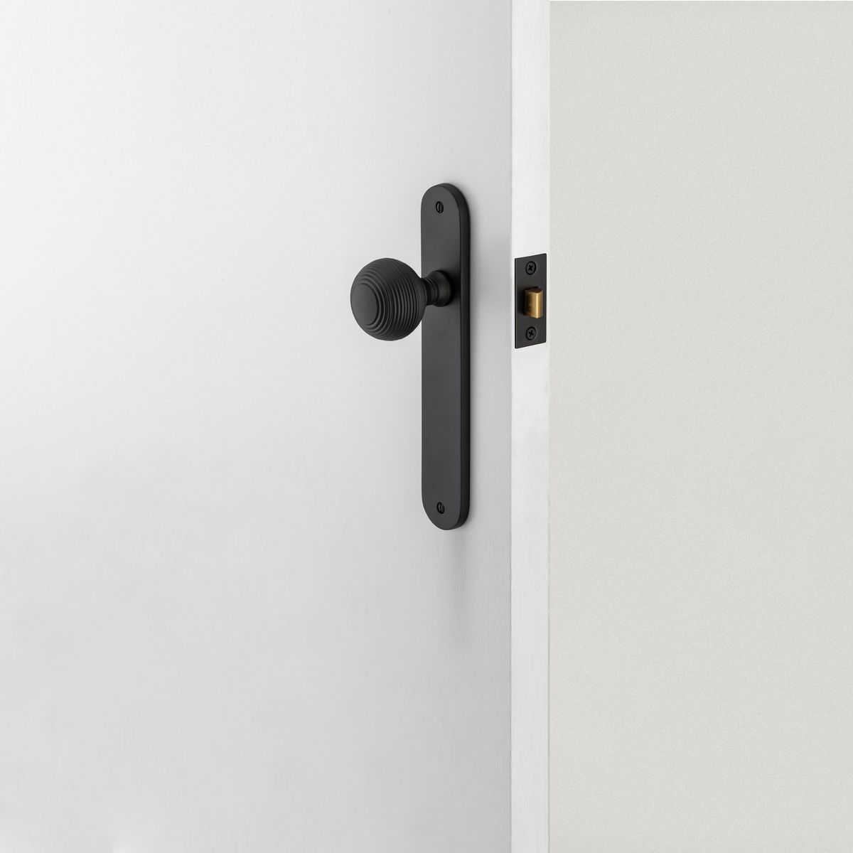 12836 - Guildford Knob - Oval Backplate - Matt Black - Passage