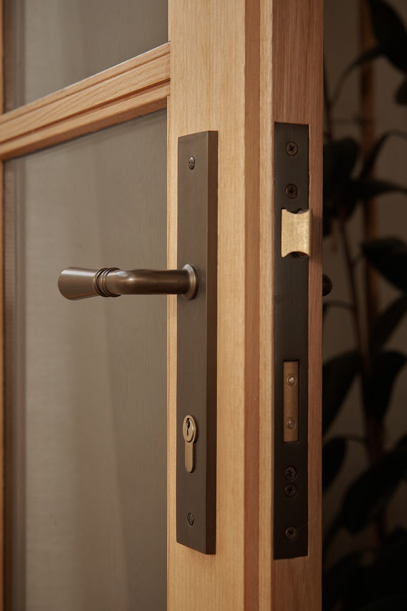 10700E85 - Sarlat Lever - Rectangular Backplate - Signature Brass - Entrance