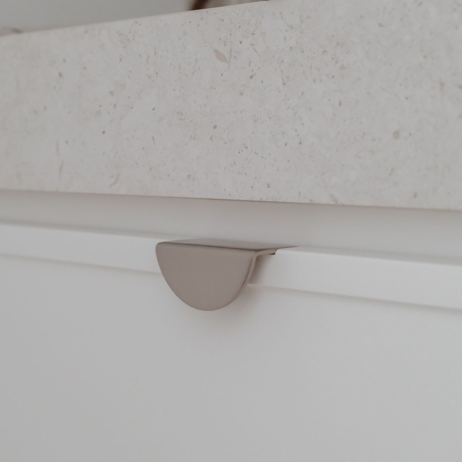 16920 - Osaka Lip Drawer Pull - Graphite PVD