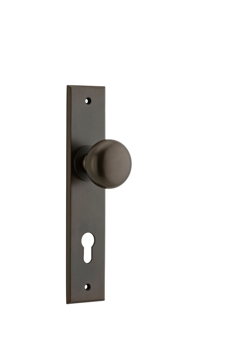 10946E85 - Cambridge Knob - Chamfered Backplate - Signature Brass - Entrance