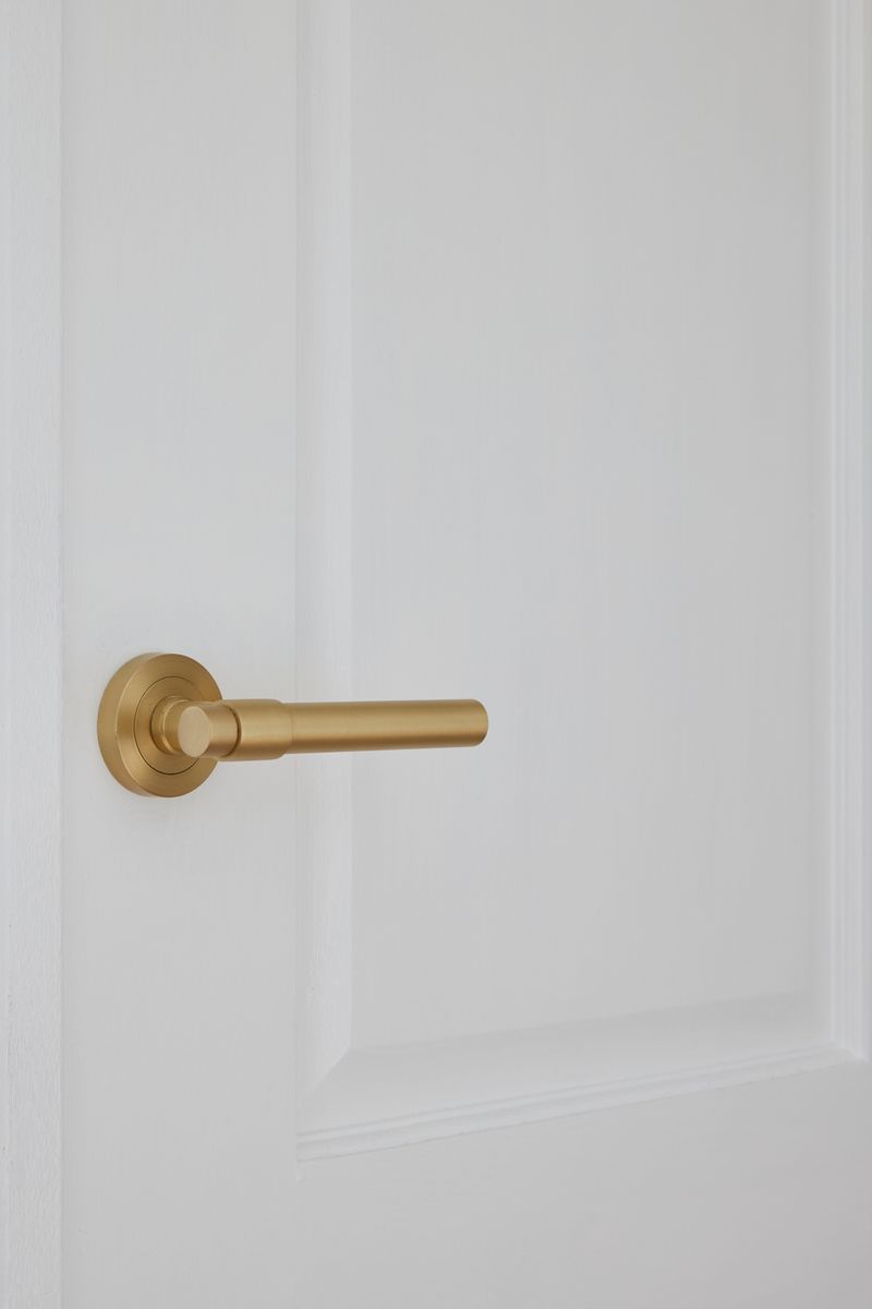 20626 - Helsinki Lever - Round Rose - Brushed Brass - Passage