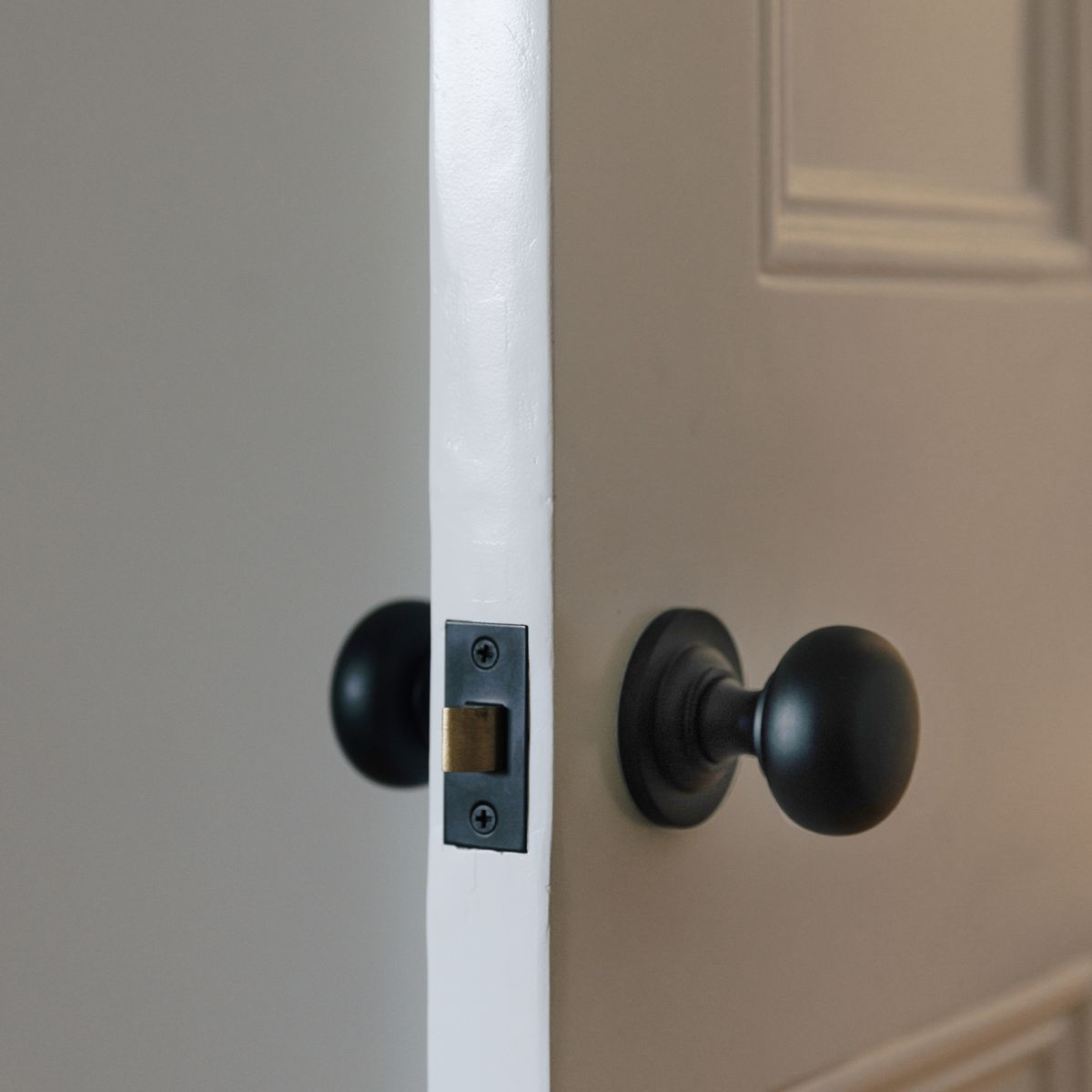 0203 - Cambridge Knob - Round Rose - Matt Black - Passage