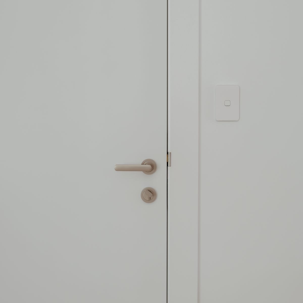 20779 - Osaka Lever - Round Rose - Satin Nickel - Passage