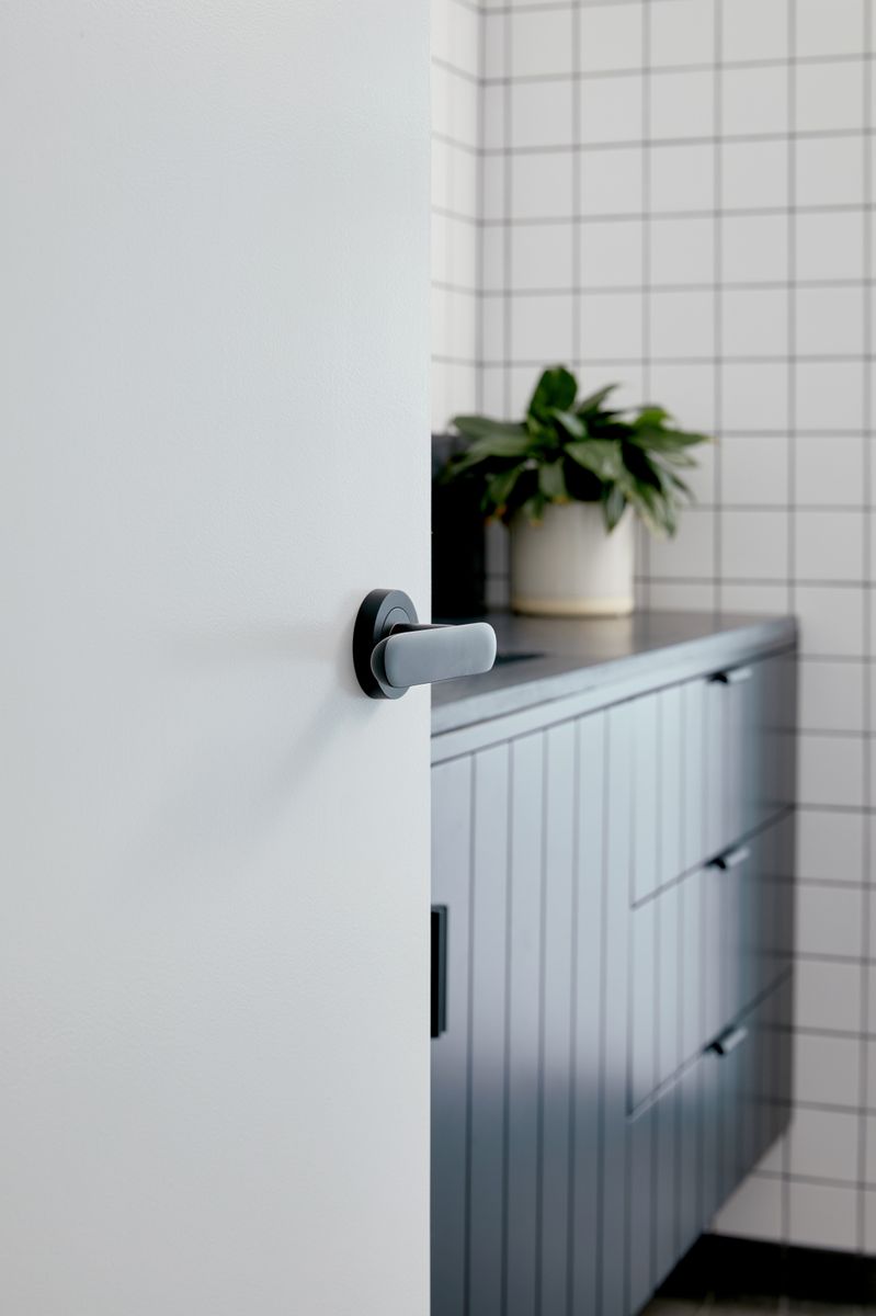 0333 - Bronte Lever - Round Rose - Matt Black - Passage