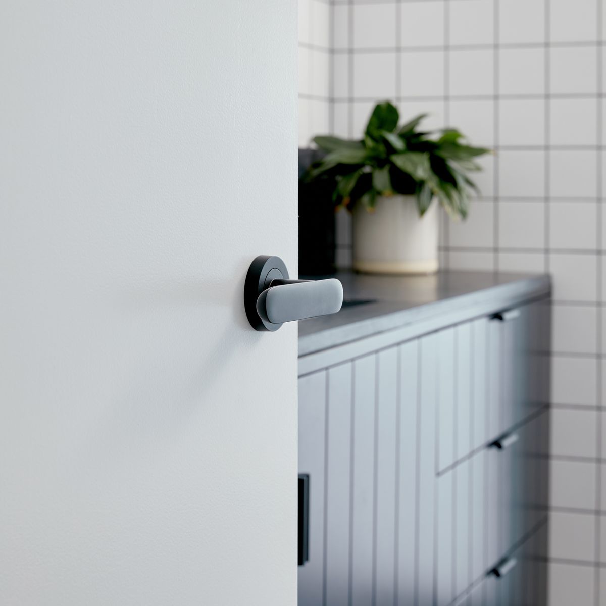 0333 - Bronte Lever - Round Rose - Matt Black - Passage