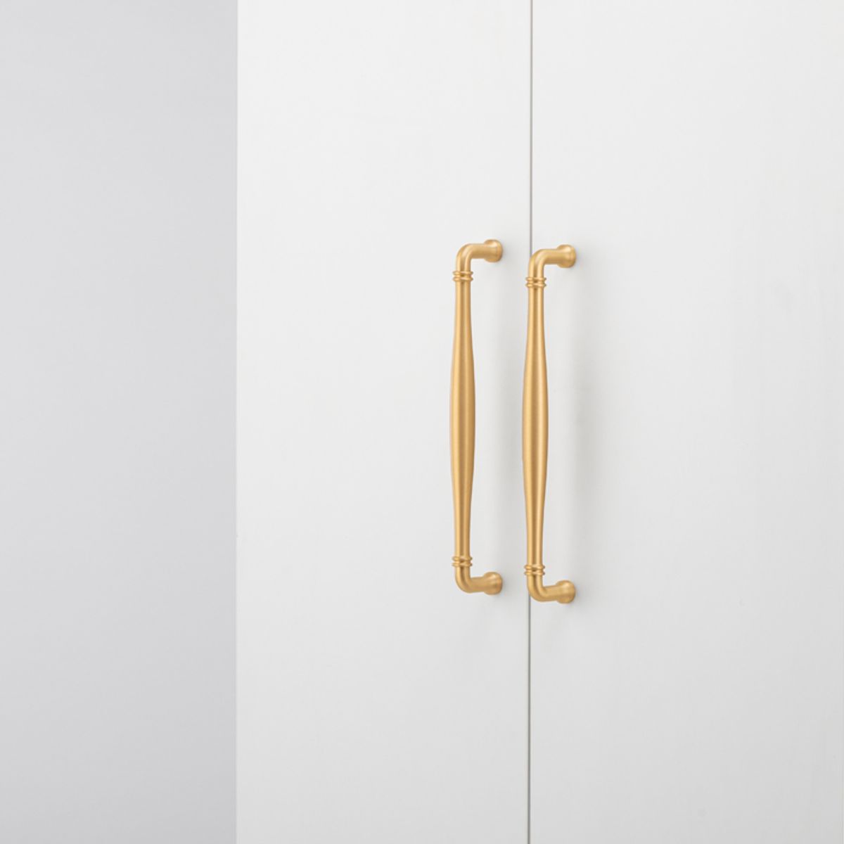21081 - Sarlat Cabinet Pull - CTC256mm - Signature Brass