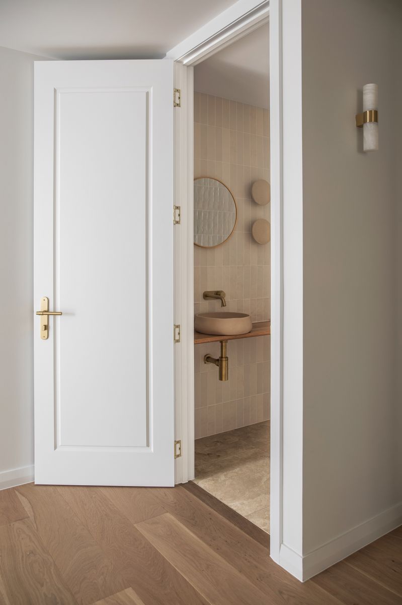 15400P85 - Helsinki Lever - Oval Backplate - Brushed Brass - Privacy