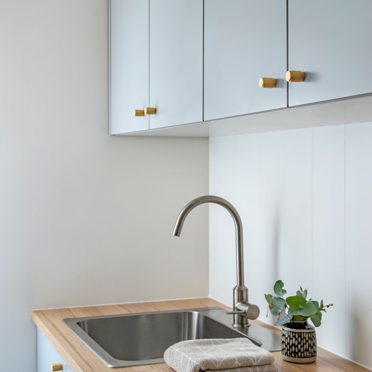 0591 - Berlin Cupboard Knob P28xD20mm - Polished Brass
