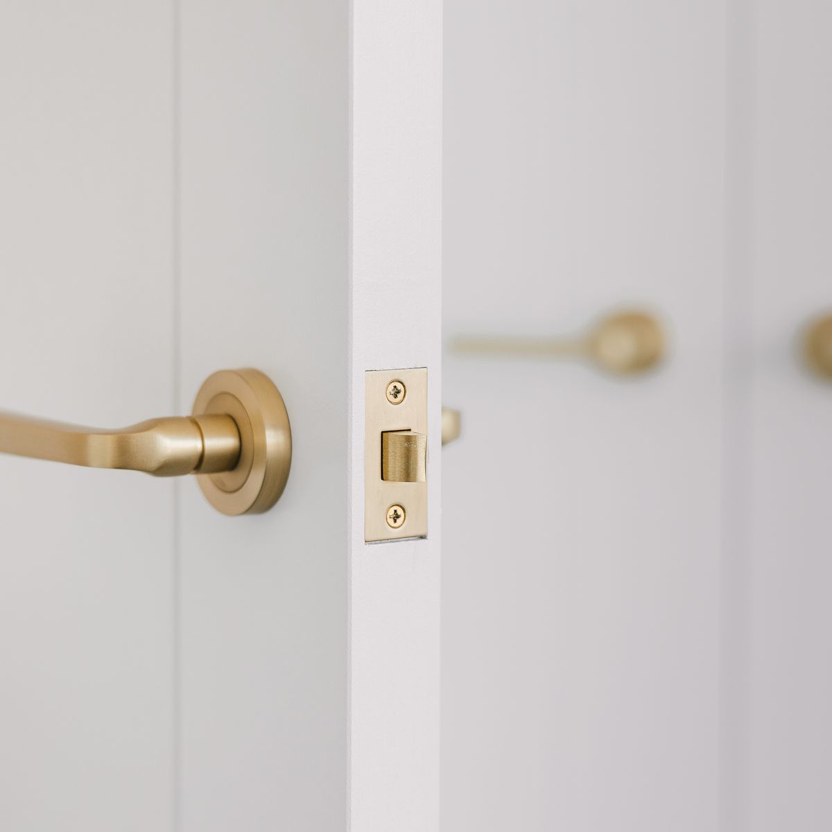 0451 - Annecy Lever - Round Rose - Brushed Brass - Passage