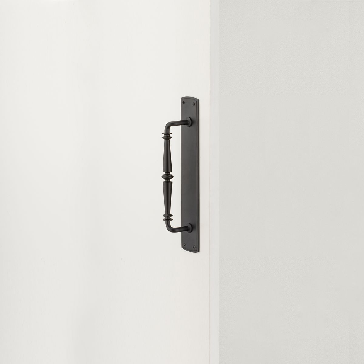 9343 - Sarlat Pull Handle on Backplate - Matt Black