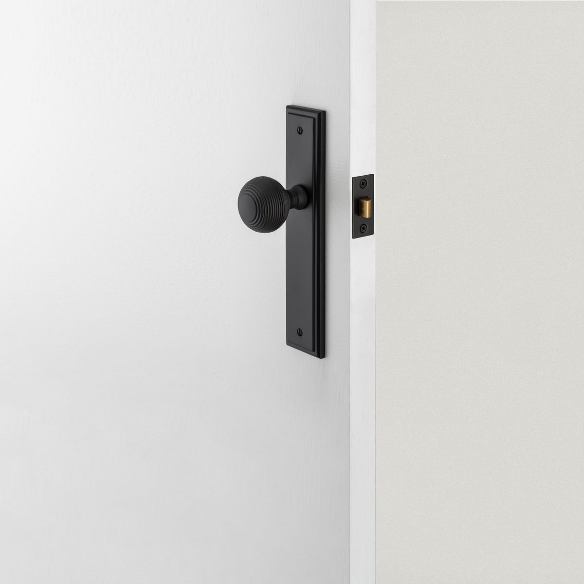 12842 - Guildford Knob - Stepped Backplate - Matt Black - Passage