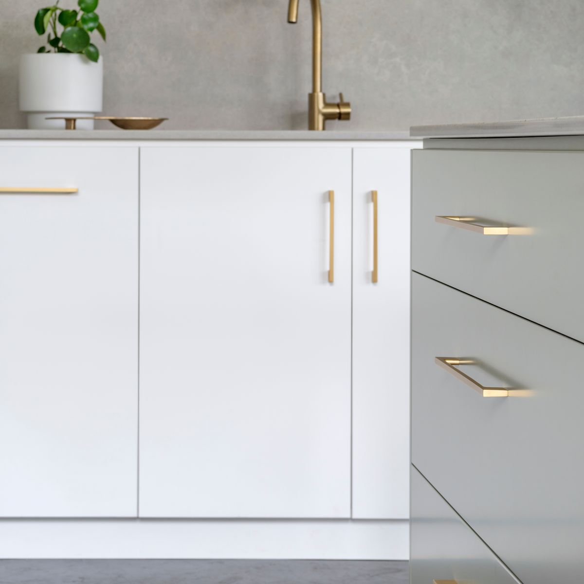 0556 - Cali Cabinet Pull - 160mm - Brushed Brass