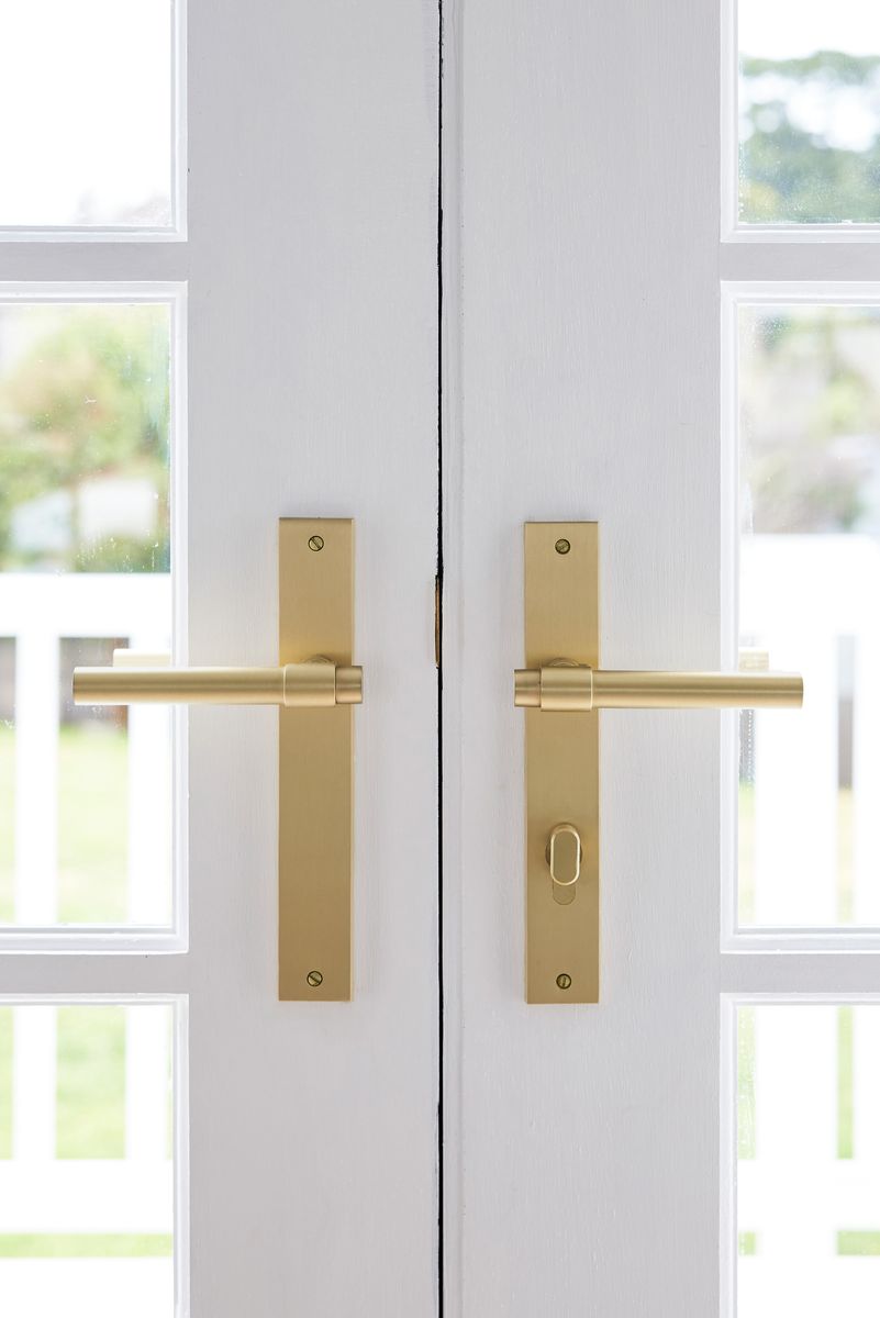 15396E85 - Helsinki Lever - Rectangular Backplate - Brushed Brass - Entrance
