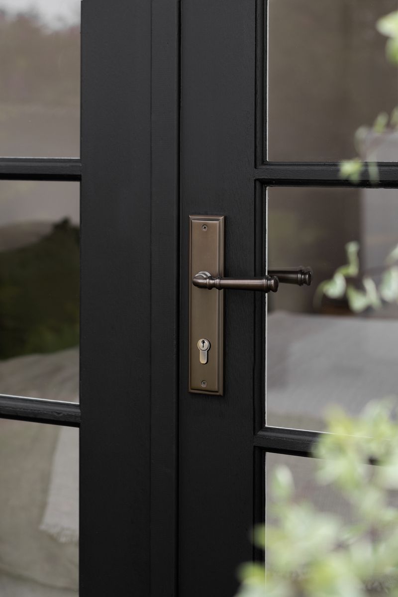 10742E85 - Verona Lever - Stepped Backplate - Signature Brass - Entrance