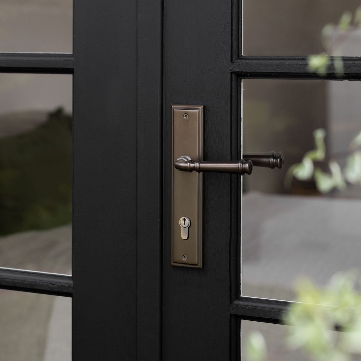 10742E85 - Verona Lever - Stepped Backplate - Signature Brass - Entrance