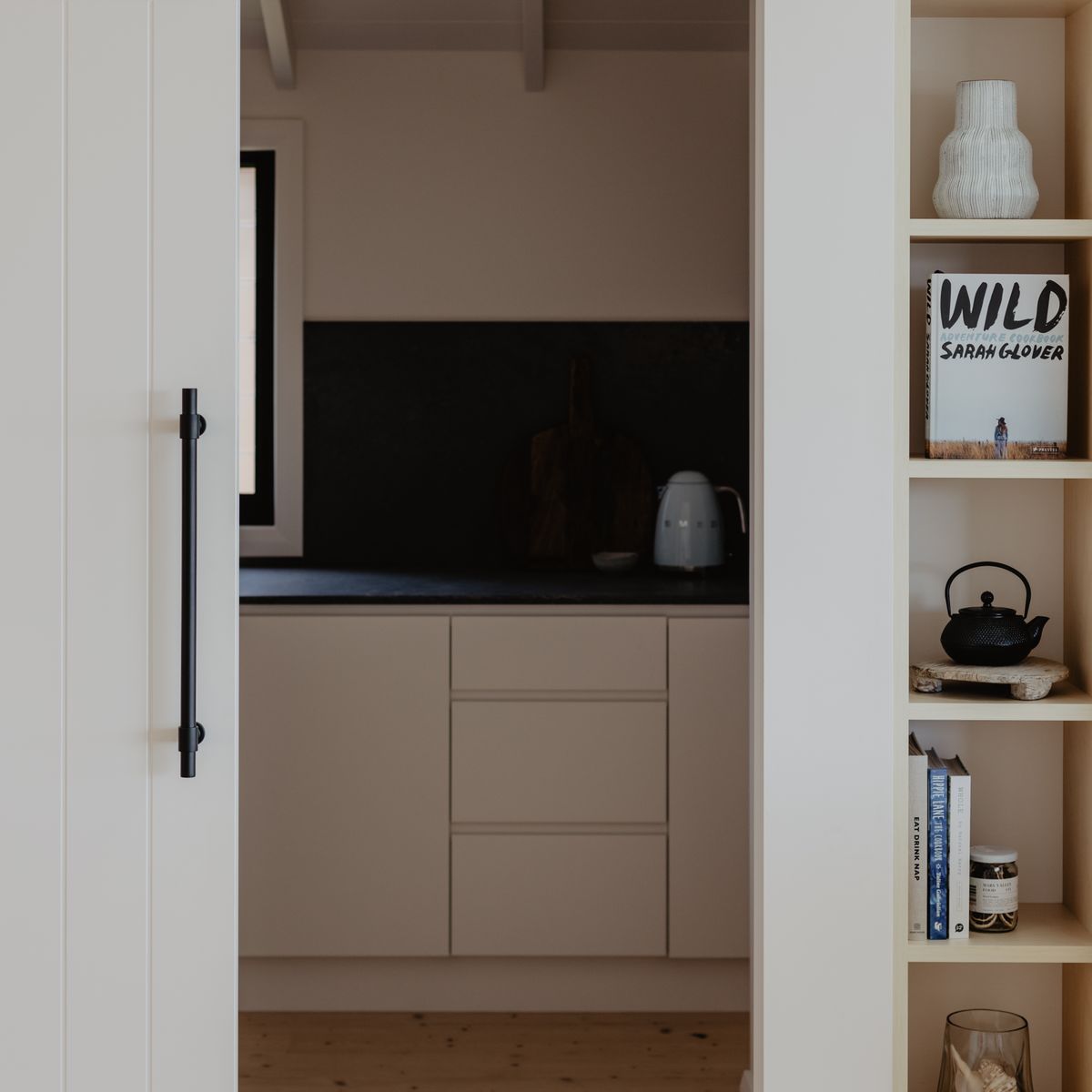 20704 - Helsinki Pull Handle - 450mm - Matt Black - Entrance