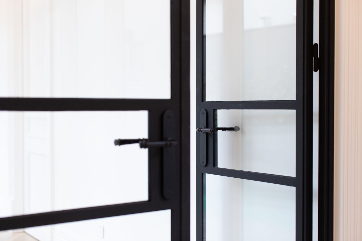 14230 - Verona Lever - Oval Backplate - Polished Nickel - Passage