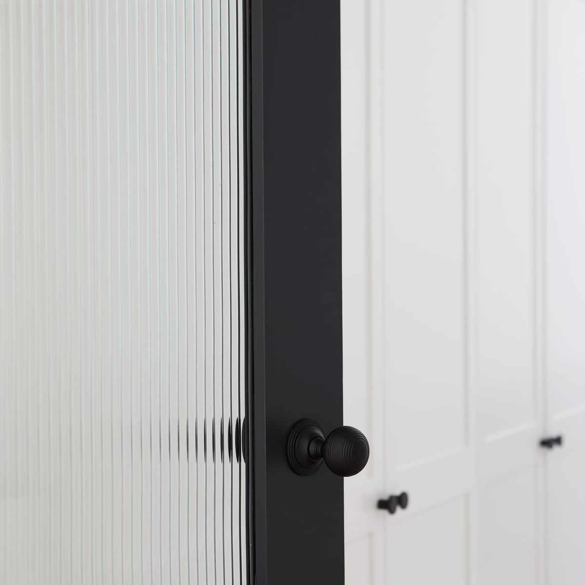 0223 - Guildford Knob - Round Rose - Matt Black - Passage