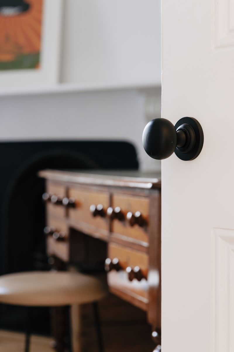 0203 - Cambridge Knob - Round Rose - Matt Black - Passage
