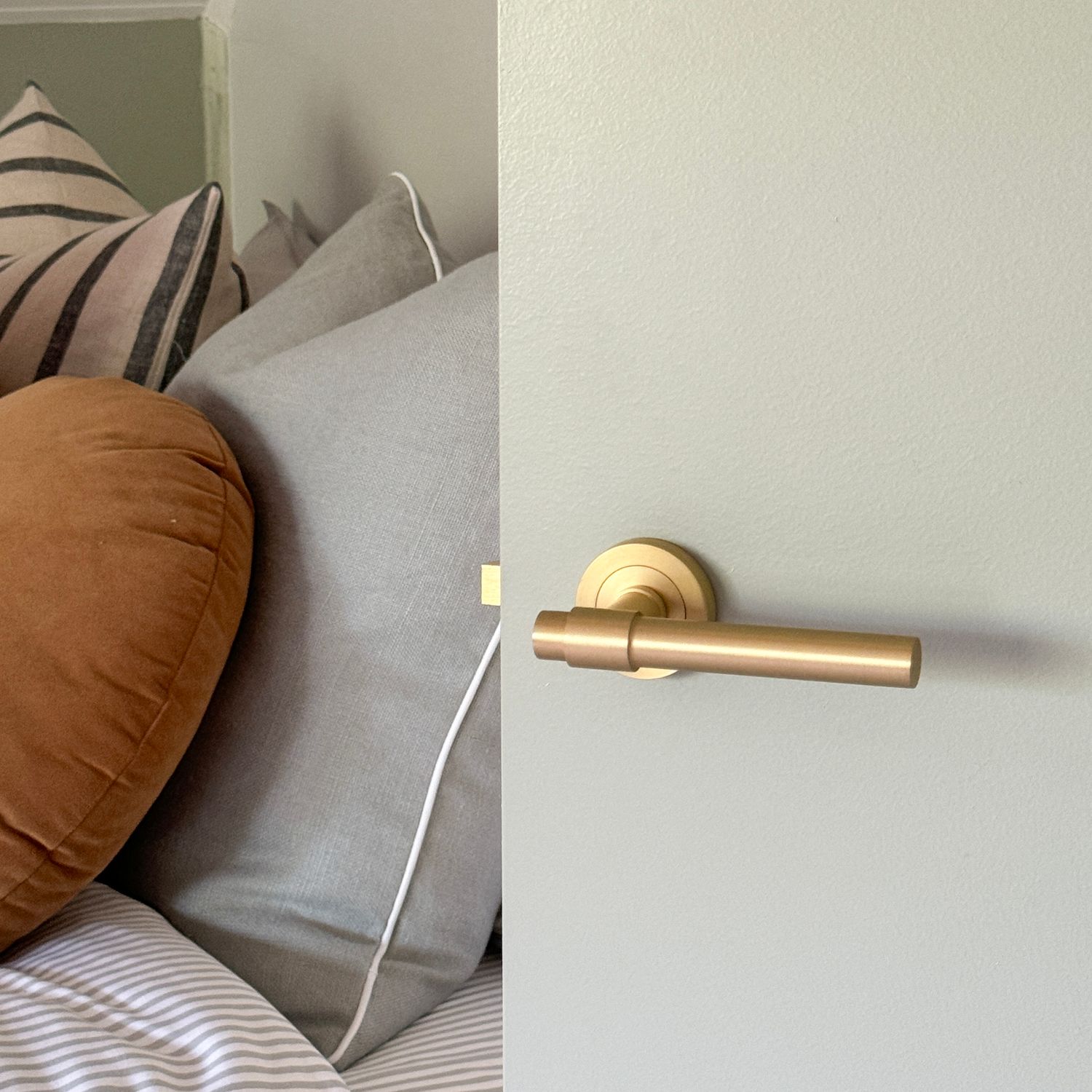 16626KIBPRIV60 - Helsinki Lever - Round Rose (Inbuilt Privacy) - Brushed Gold PVD - Privacy