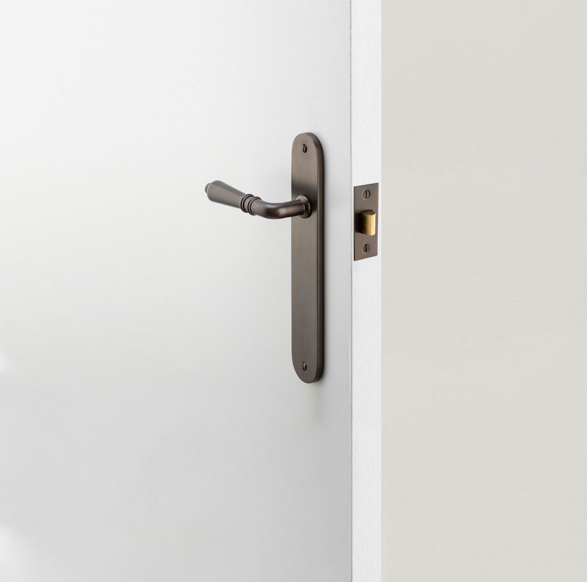 10724 - Sarlat Lever - Oval Backplate - Signature Brass - Passage