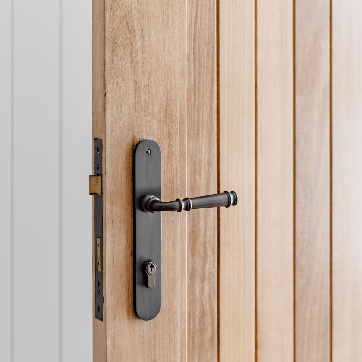 10730 - Verona Lever - Oval Backplate - Signature Brass - Passage