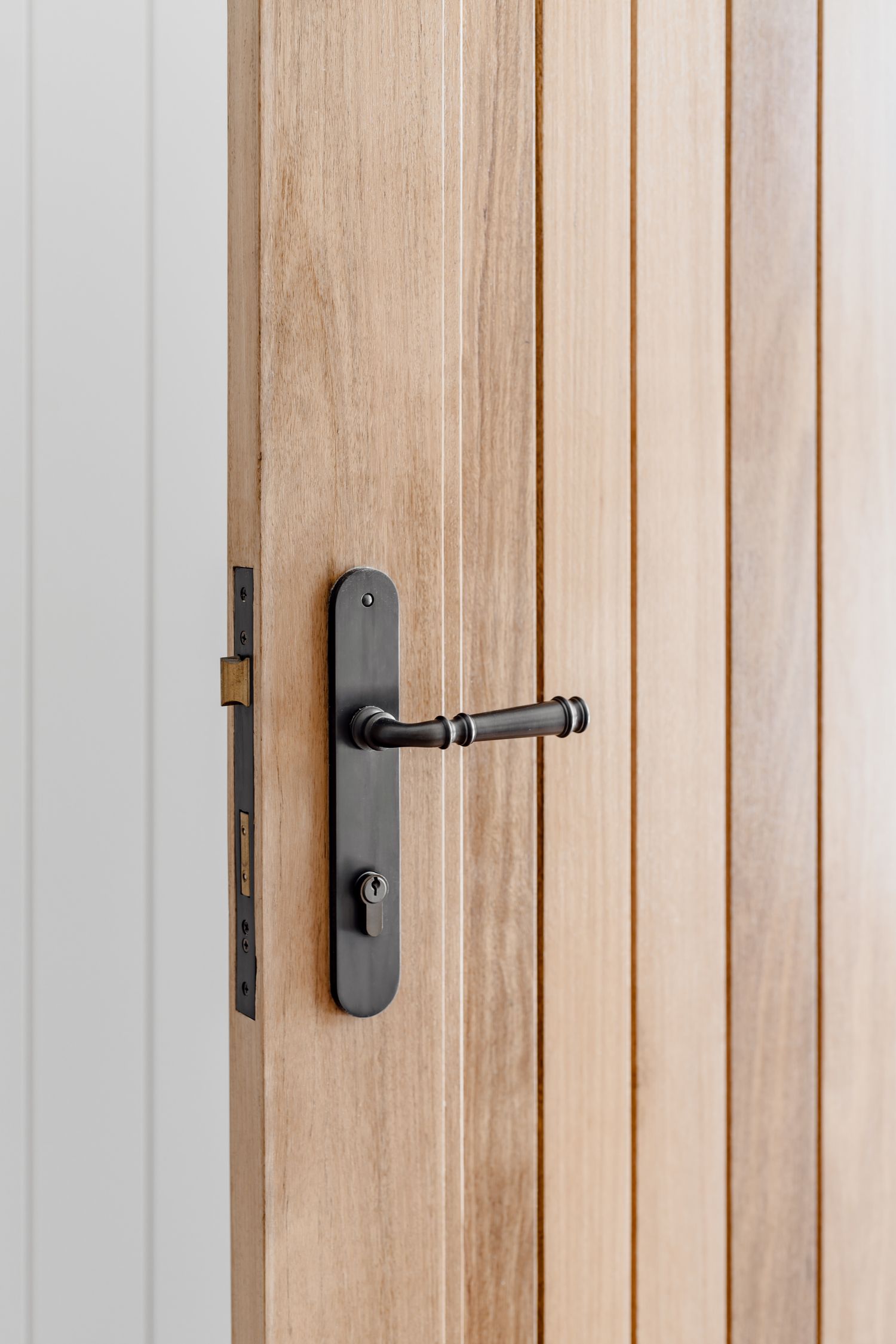 14230 - Verona Lever - Oval Backplate - Polished Nickel - Passage