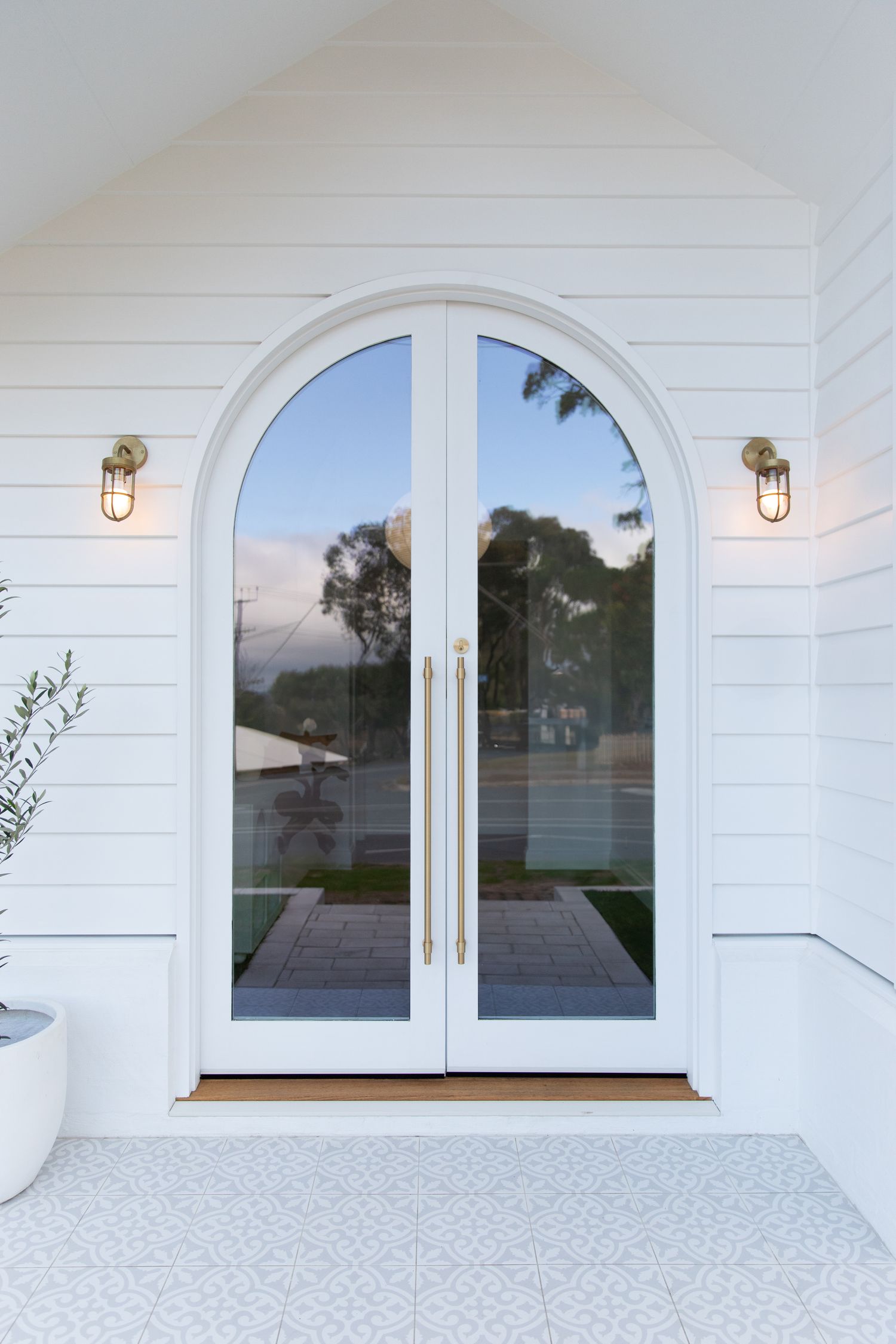 20729 - Helsinki Pull Handle - 900mm - Brushed Brass - Entrance