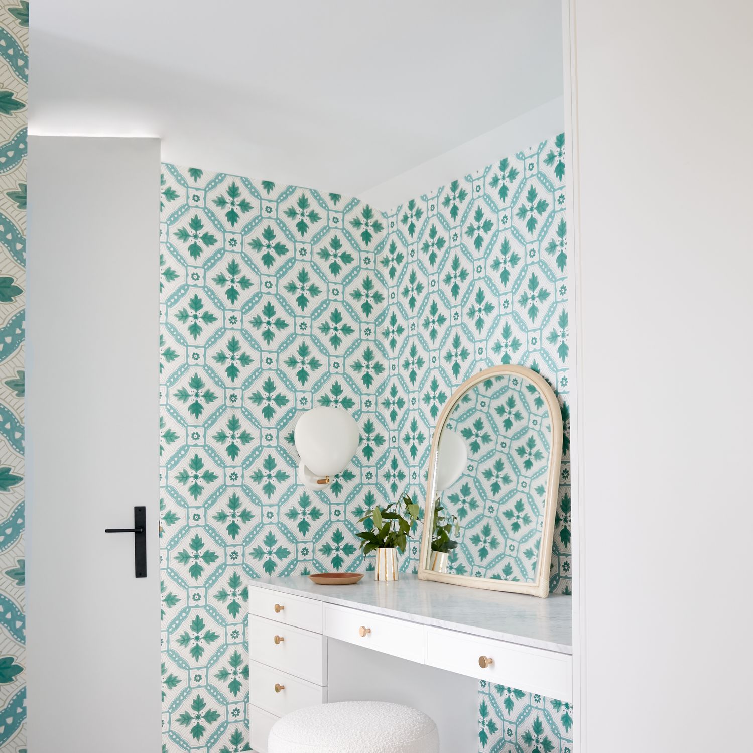 10702E85 - Baltimore Lever - Rectangular Backplate - Signature Brass - Entrance