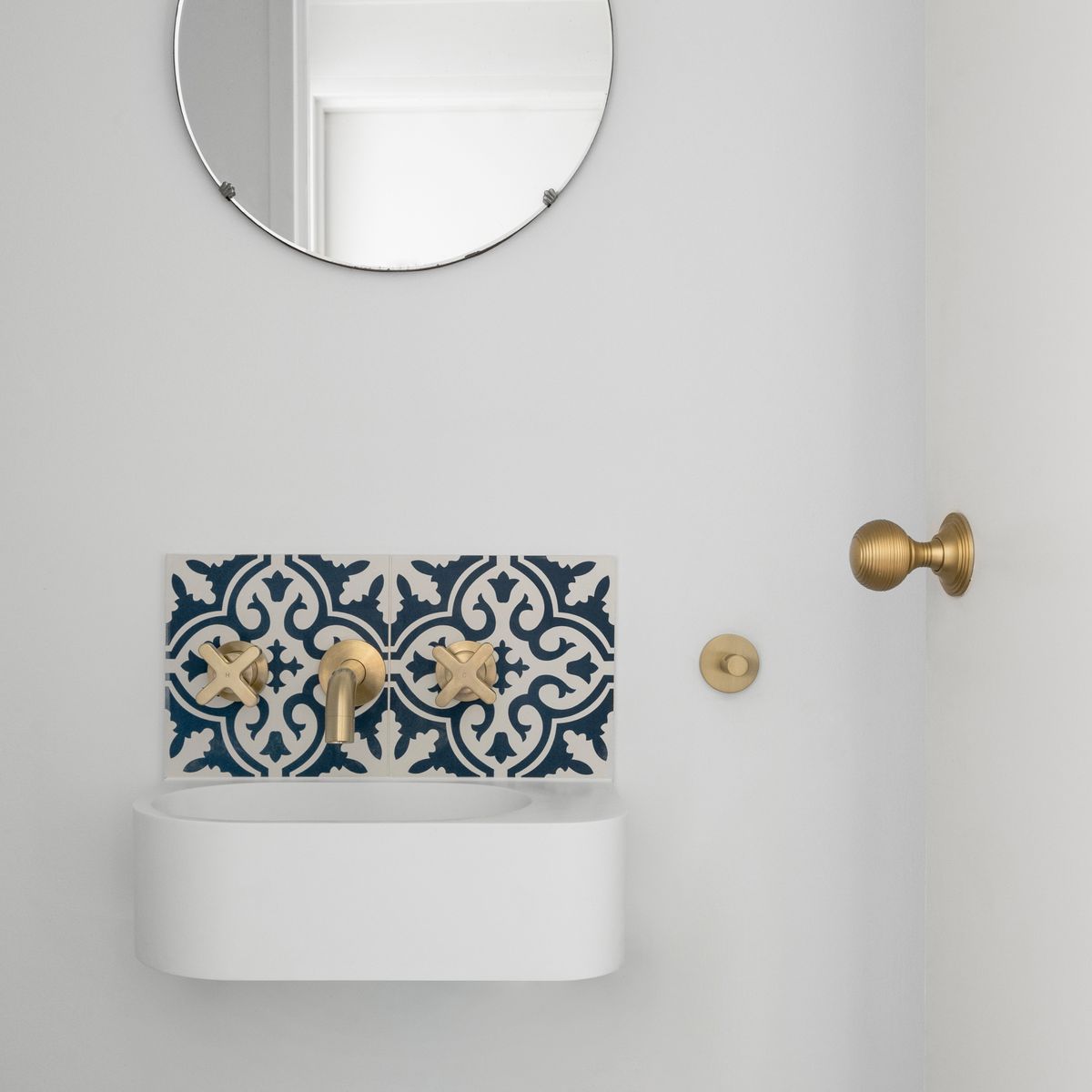 0254 - Guildford Knob - Round Rose - Brushed Brass - Passage