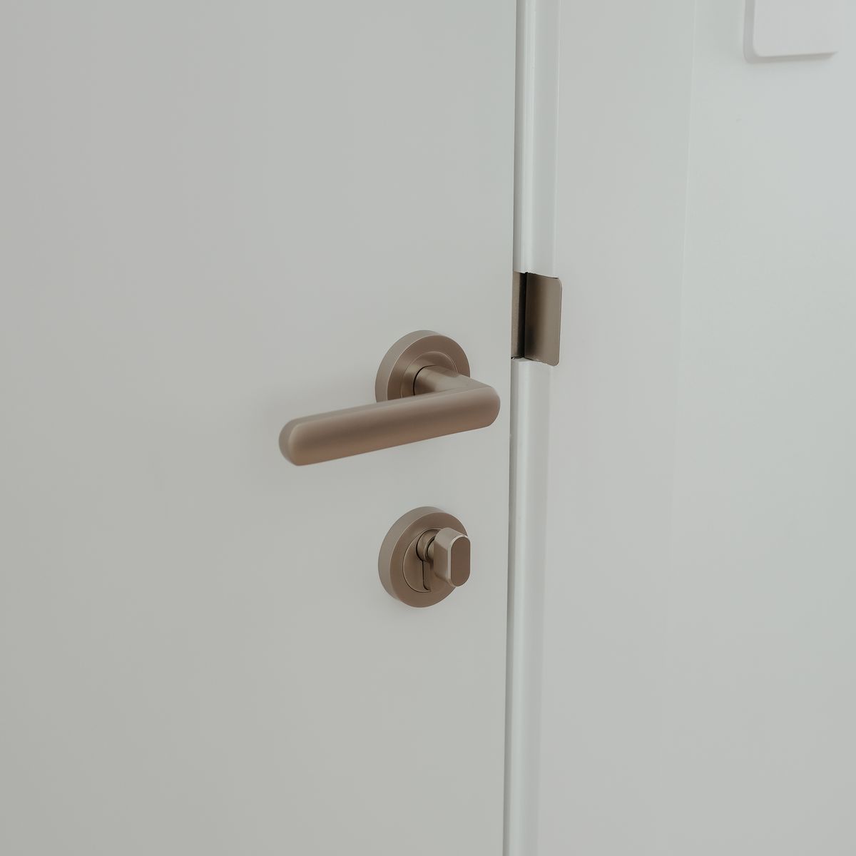 20779 - Osaka Lever - Round Rose - Satin Nickel - Passage