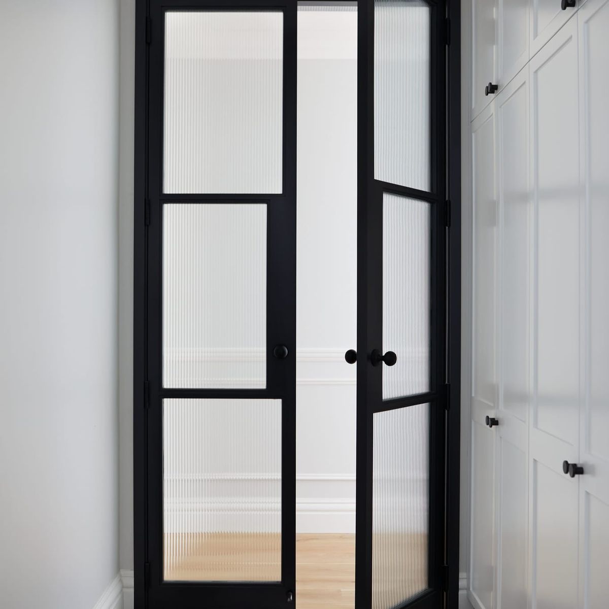 0223 - Guildford Knob - Round Rose - Matt Black - Passage